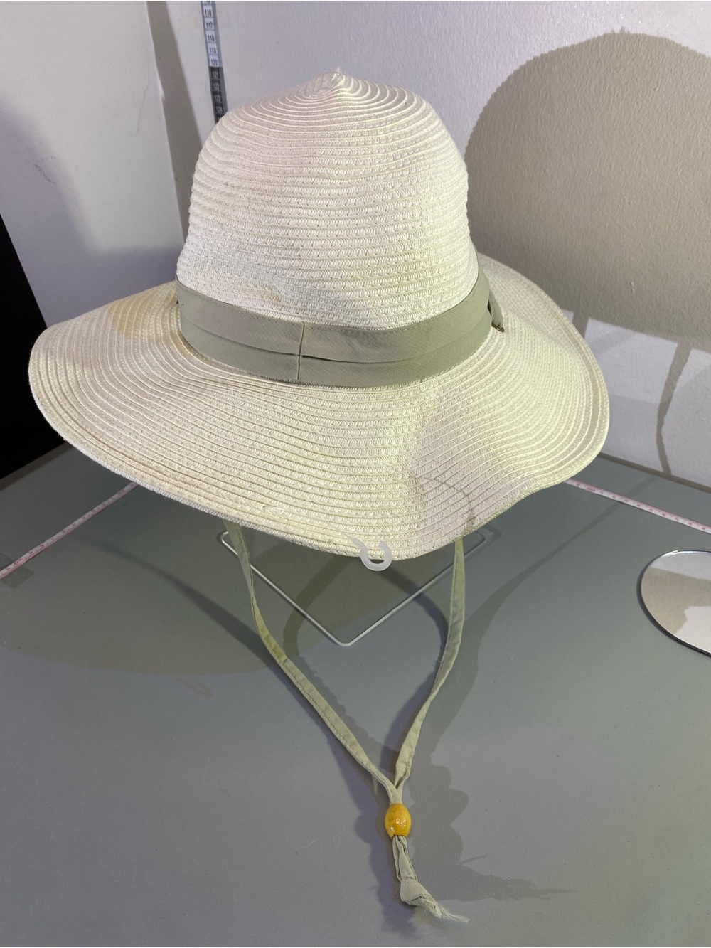 Columbia Women’s Cream Sun Hat with Chin Strap size S/M